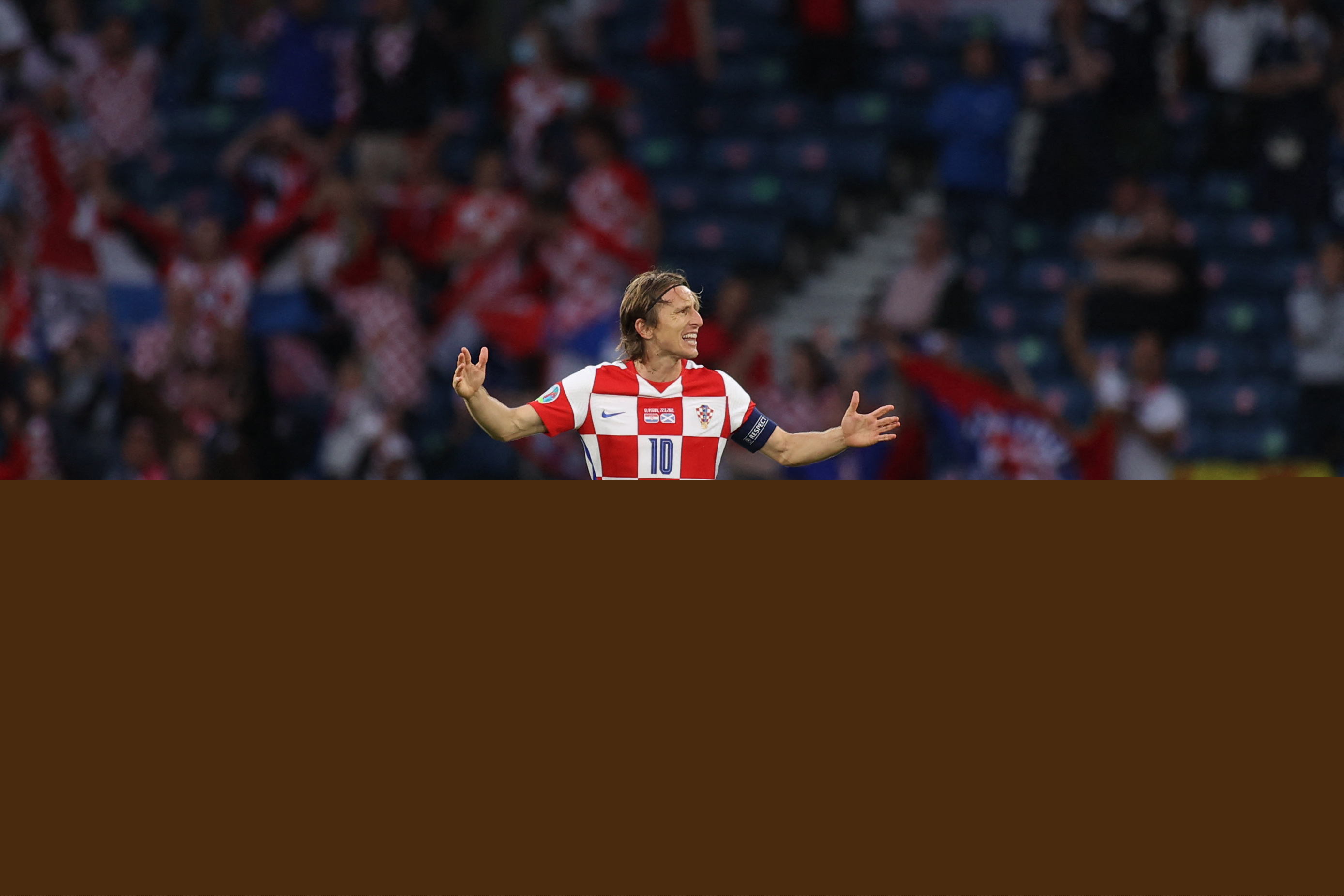 字母哥复出空砍30+15，库兹马20分，雄鹿不敌尼克斯